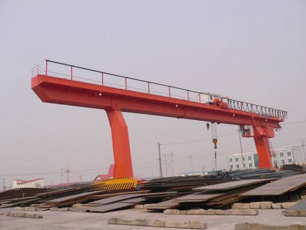 不同類型的起重設備在工程建設中的應用領域和需求有何差異？